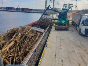 Rozładunek biomasy z barki